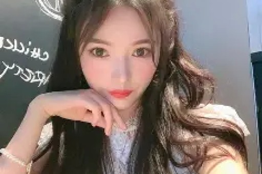 网红晓雪再次爆料李现内幕聊天记录曝光通告单离异身份引发讨论
