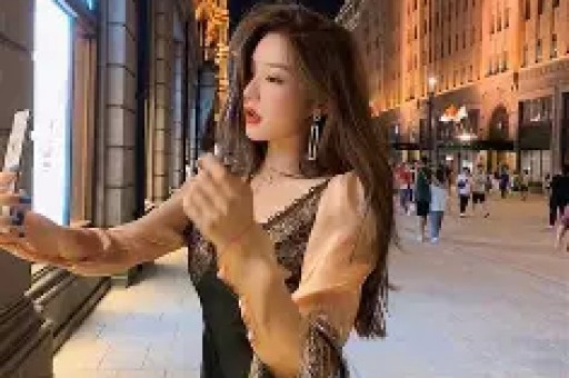 阿 Sa 望向林志玲眼神暗藏深意仿佛藏着锋芒嘴角扬起却笑意不达眼底皮笑肉不笑的微妙神态格外耐人寻味